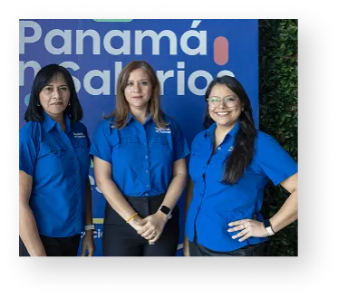 Colaboradoras de Panamá en Salarios con uniforme azul frente a banner corporativo