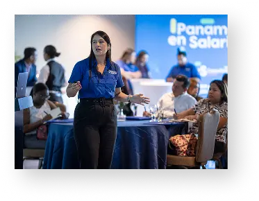 Conferencia de Panamá en Salarios con expositora y asistentes en evento corporativo