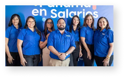 Equipo corporativo de Panamá en Salarios con uniforme azul frente a banner institucional