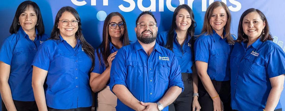 Equipo de Panamá en Salarios con uniforme azul corporativo posando juntos