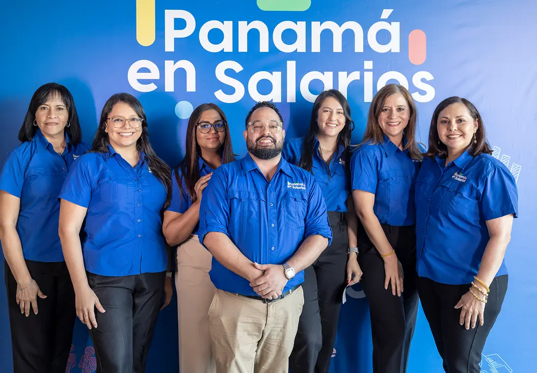 Equipo de Panamá en Salarios con uniforme azul posando frente a banner institucional