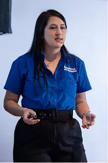Expositora de Panamá en Salarios con uniforme azul durante presentación
