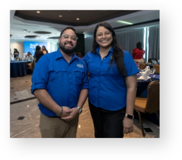 Colaboradoras de Panamá en Salarios con uniforme azul en oficina de la empresa, felices