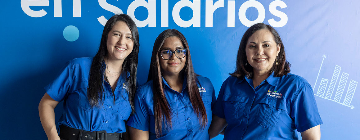 Equipo de Panamá en Salarios con uniforme azul corporativo posando juntos