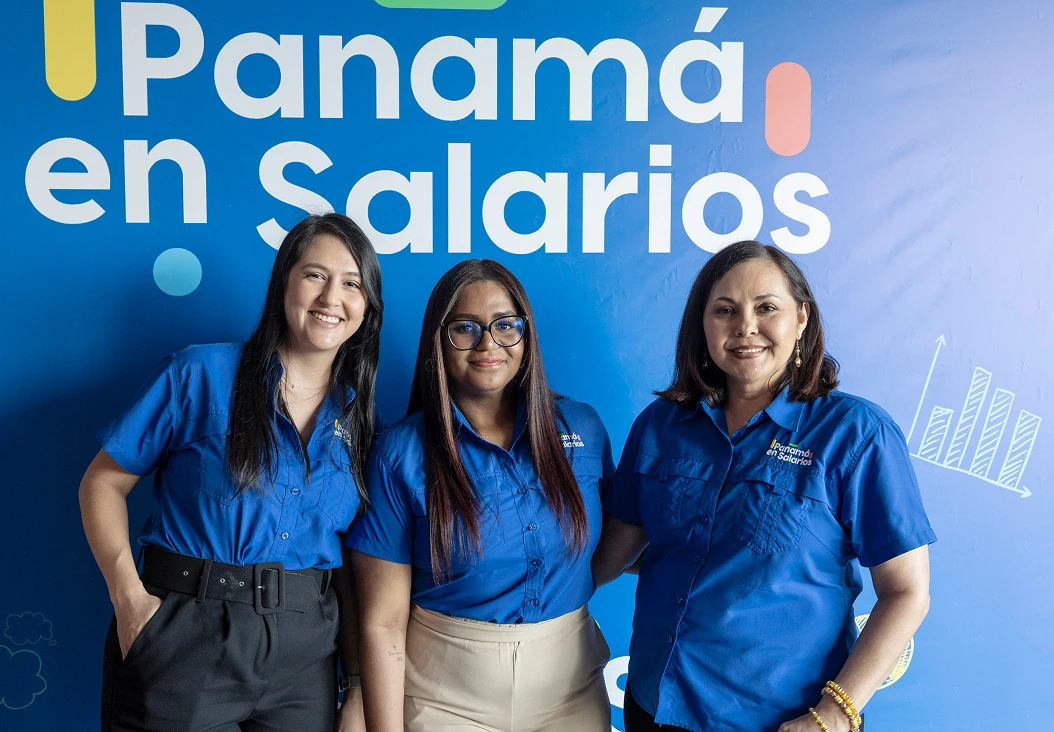 Equipo de Panamá en Salarios con uniforme azul posando frente a banner institucional